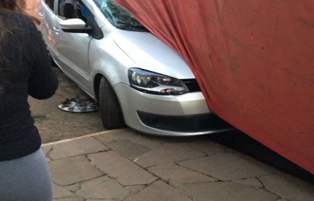Ir para  <p>Um caminh&atilde;o tombou em cima de um ve&iacute;culo VW/Fox no in&iacute;cio da noite desta quinta-feira, 26, no bairro Tr&ecirc;s Vendas, em Erechim. O fato ocorreu na rotat&oacute;ria de acesso &agrave; BR 480...